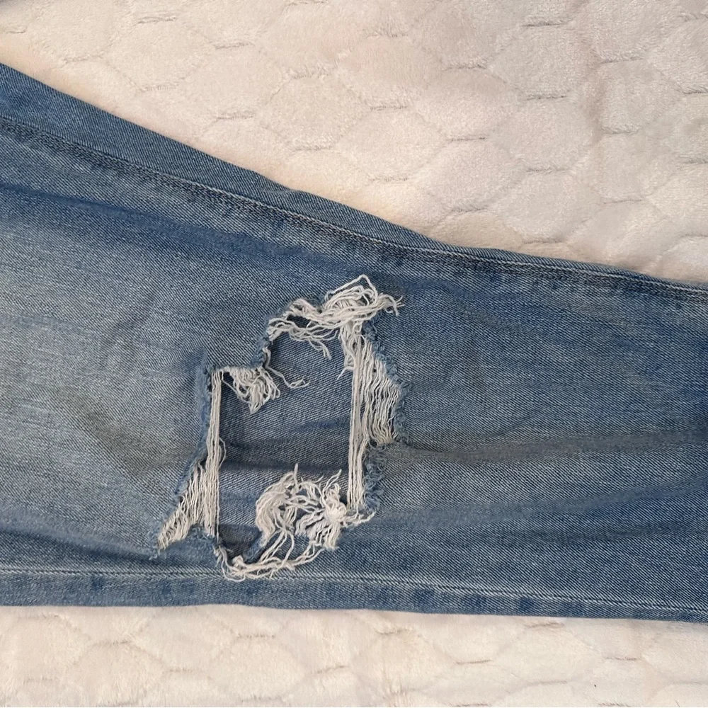 American Eagle Light Blue Wash Distressed Ripped Mom Jeans Sz 14 - Picture 3 of 9